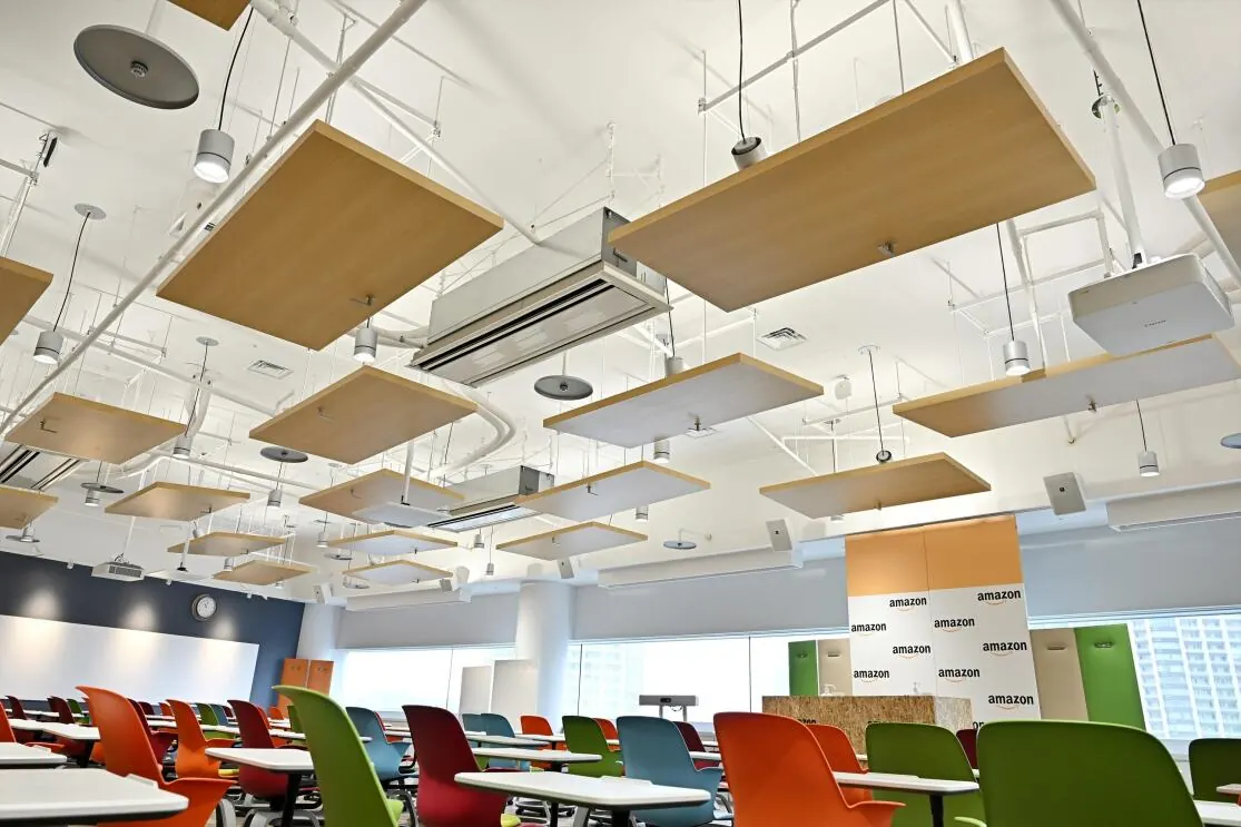 Seminar room Opera, door desks overhead