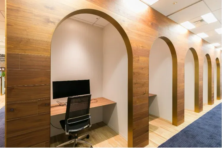 Arched focus desks